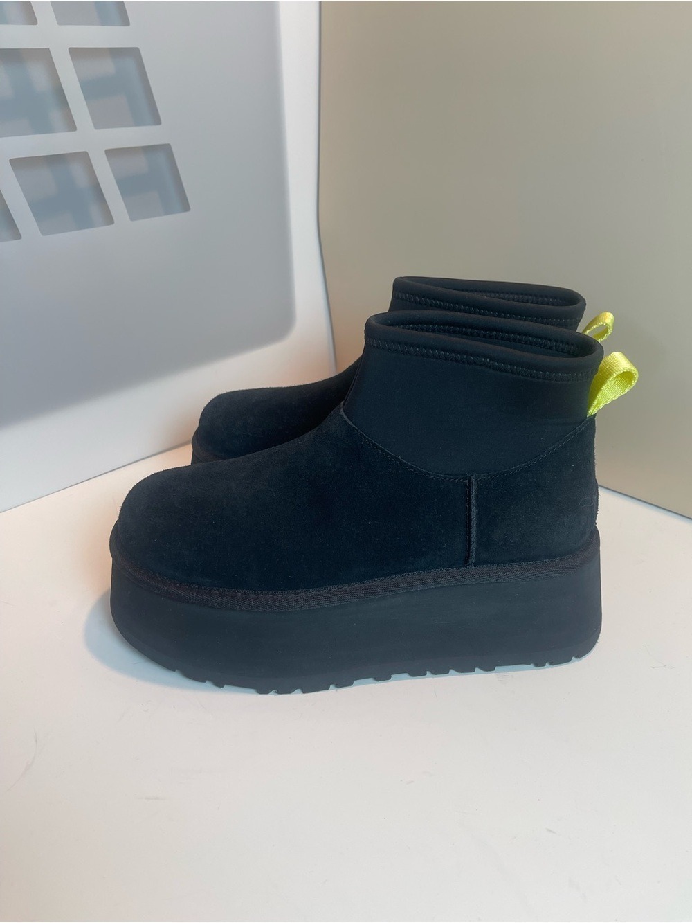 UGG Women’s Classic Mini Dipper Shearling Fur Platform boots Black Sz 6 - Picture 4 of 13